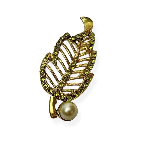 Vintage Feather Leaf Brooch Open Work Metal Pin Green Rhinestones Faux Pearl 2" - Picture 1 of 10